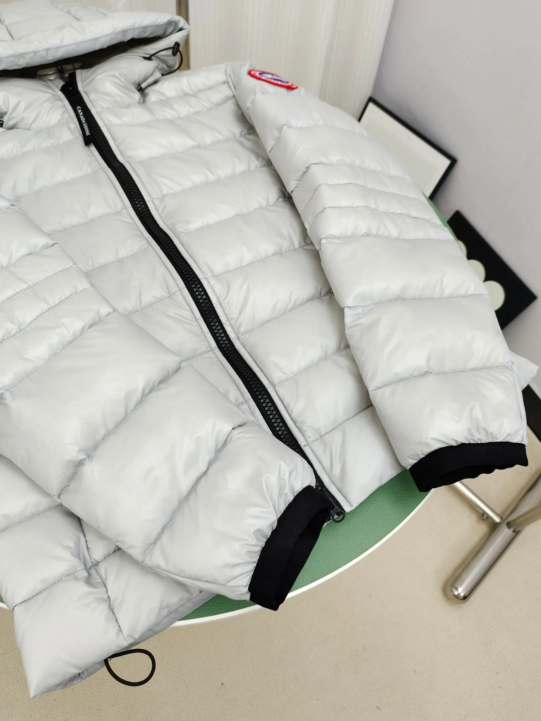 P840 𝘾𝘼𝙉𝘼𝘿𝘼 𝙂𝙊𝙊𝙎𝙀/Canada Goose 2227 thin and light model. It’s super lightweight and doesn’t feel any weight on your upper body at all! Show more temperament‼  Canada Goose, a Canadian brand, has always been recognized as the warmest down jacket. Various Instagram celebrities, Internet celebrities, and celebrities often wear it for street photos. I make Canada Goose every year, but I still can’t get rid of my love for the goose. No matter how cold the winter is, there is no need to be afraid. Canada Goose is the legendary warmest down jacket and is known as a must-have for Arctic outdoor sports! The most popular down jacket in the world, celebrities are rushing to buy it, it is a must-have! Code number: XS-2XL Color: silver gray (red label) silver gray (black label), black (red label), black (black label), dark blue